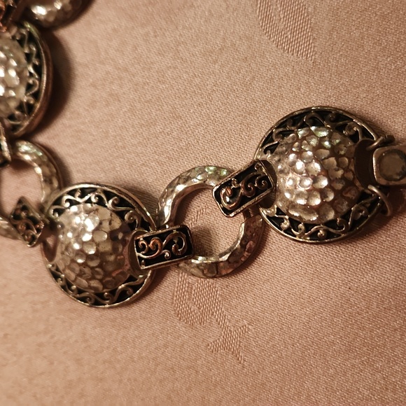 Vintage scrolled trimmed hammered circle links magnetic bracelet - Picture 4 of 5